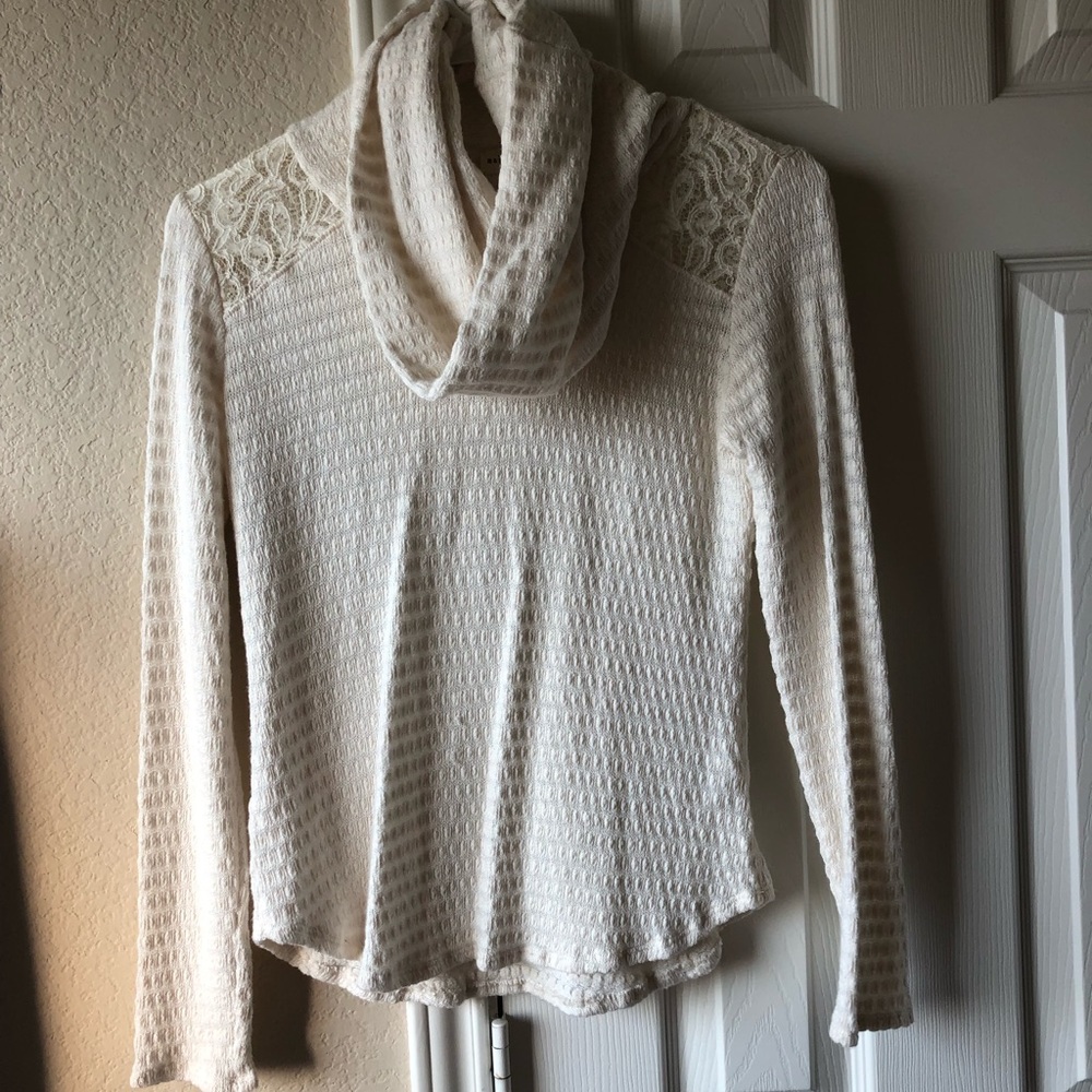 White knitted turtleneck long sleeve, size small